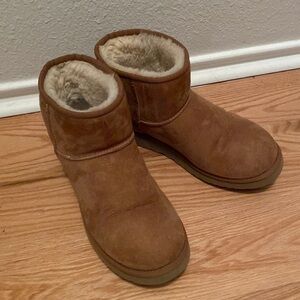 UGG Classic Mini Boots / Size 9 / Chestnut